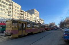 В центре Екатеринбурга встали трамваи из-за аварии на путях