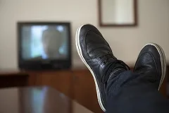 Запойный просмотр сериалов объяснили депрессией и одиночеством