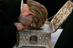 В Екатеринбурге мужчина избил священника за роскошную жизнь