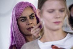 После скандала с дочерью депутата школьникам разрешили пирсинг и розовые волосы