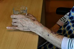 «Черные хосписы». Почему в частных пансионатах для престарелых живут так недолго