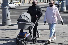 Жителей Москвы обязали носить защитные маски и перчатки во время эпидемии коронавируса