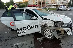 Такси, в котором перевозили маленького ребенка, попало в ДТП в Екатеринбурге