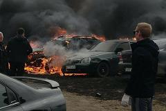 В Свердловской области сгорели три машины из-за поджога сухой травы