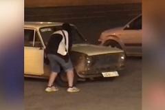 В Екатеринбурге странный тип наглаживал чужую машину