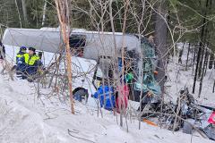 Погибли три человека: в Свердловской области автобус с детьми столкнулся с легковушкой