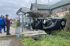 Автомобиль после столкновения отлетел в остановочный комплекс в Екатеринбурге