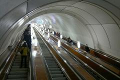 В метро Петербурга упала на рельсы и умерла 21-летняя девушка