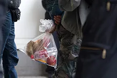 Магазинную просрочку на помойках караулят старики и малоимущие