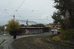 Камера сняла падение девочек-зацеперов с «колбасы» трамвая на Вторчермете