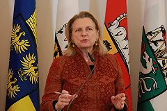 Глава МИД Австрии прибыла на встречу с Лавровым в павловопосадком платке