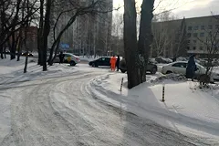 В Екатеринбурге такси отбросило на тротуар после столкновения на встречке — видео
