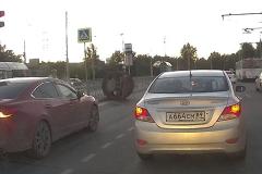 В Екатеринбурге выпавший на дорогу гигантский шкив едва не парализовал движение