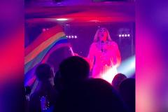 В Екатеринбурге осудили травести-артиста, который спел гимн России с ЛГБТ-флагом в руках