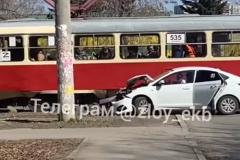 В Екатеринбурге легковушка протаранила трамвай