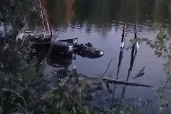 В Свердловской области грузовик выехал с дороги и утонул в пруду