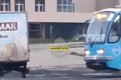 В свердловском городе грузовик застрял на трамвайных путях. Ему помог трамвай
