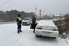 В Свердловской области поймали пьяного мужчину с семью детьми в машине
