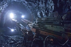 Заблокированных на кузбасской шахте горняков удалось спасти