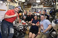 Экипаж МКС поел космического пирожного в честь дня рождения дочки россиянина