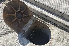 Зооспасатель Евгений с очевидцем вытащили собаку, упавшую в колодец