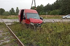 На дороге на Ганину Яму на ж/д-переезде тепловоз снес фургон Fiat