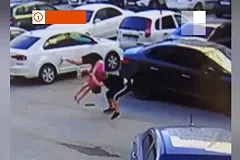 В Арамиле мужчина сломал шею 19-летнему юноше броском об асфальт вниз головой