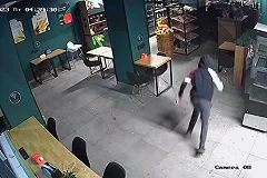 В Екатеринбурге страдающий от воров магазин озвучил видео очередной кражи в стиле «В мире животных»