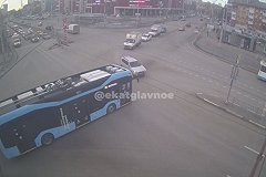 Новенький троллейбус от «Синары» столкнулся с авто на Эльмаше