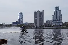 В Екатеринбурге прямо по Исети пронёсся мотоциклист
