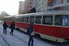 Мужчину, бегавшего по крыше трамвая на Уралмаше, увезут в психбольницу