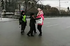 В УМВД объяснили действия сотрудников, не пропустивших женщину с ребенком