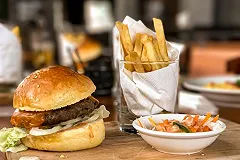 Диетологи сообщили, какой фастфуд самый вредный