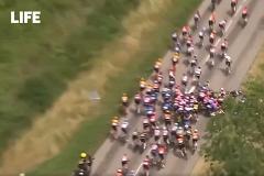 Велогонщицы устроили массовую аварию на первом женском «Тур де Франс»