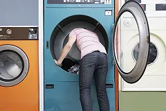 Подросток-бэбиситтер постирал в машине трехлетнюю девочку