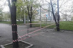 Сквер у Драмтеатра, где собираются строить храм, огородили забором