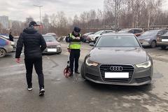 В Екатеринбурге сидевший в машине ребенок пострадал на парковке ТРЦ