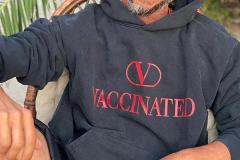 Антипрививочники затравили бренд Valentino за худи с надписью «Вакцинирован»