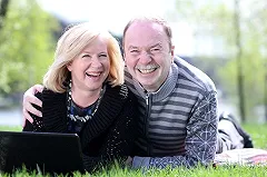 Ученые: Человек с возрастом становится более доверчивым и счастливым