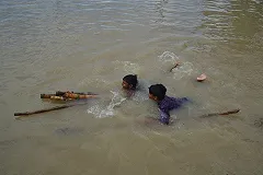 Китаец ежедневно рискует жизнью, плавая на работу на бамбуковой трости