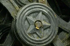 Очевидцы «сдали» в полицию грузивших в машину ограждение парка имени Чкалова