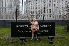 В Киеве пышнотелая активистка Femen шокировала народ образом Трампа