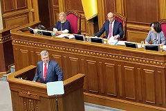 В соцсетях высмеяли сходство нарядов Порошенко и Трампа на парадном фото