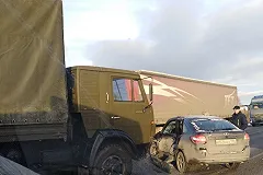 Сегодня утром на ЕКАДе КАМАЗ протаранил легковой автомобиль