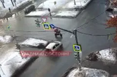 Курьер на электровелосипеде попал под машину на Уралмаше