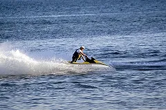 Водный мотоцикл чудом не сбил девушку на пляже