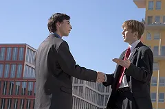 Работодатели Свердловской области в вакансиях стали реже указывать зарплаты