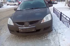 В Екатеринбурге разбили стекла иномарке, припаркованной на тротуаре