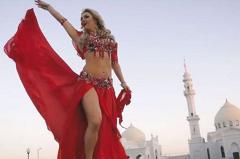 Мусульман возмутил клип российской певицы, снятый на фоне мечети