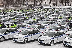 239 автомобилей для полицейских освятили на площади 1905 года